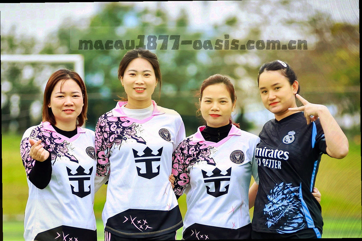 老式电话与铜质铭牌特写，暖光从左上斜射落在金属表面